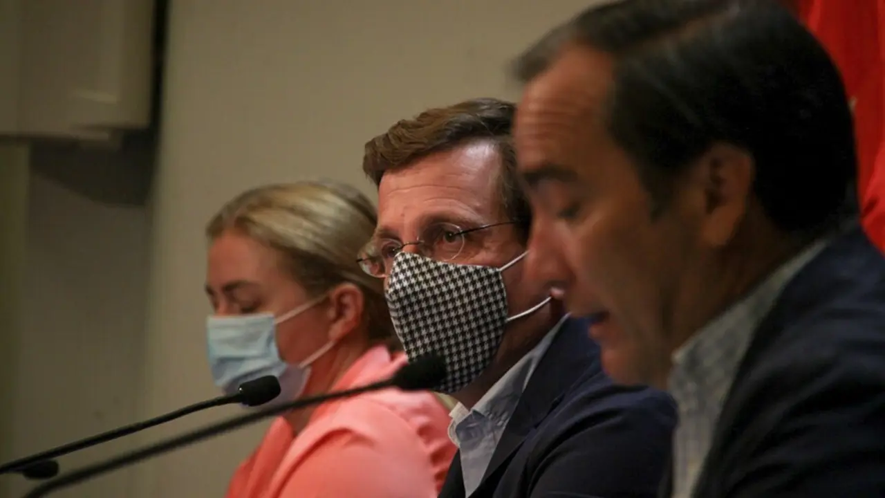 (I-D) La portavoz del equipo de Gobierno, Inmaculada Sanz; el alcalde de Madrid, Jos&eacute; Luis Mart&iacute;nez-Almeida; y el delegado de Medio Ambiente y Movilidad, Borja Carabante, en una rueda de prensa posterior a la Junta de Gobierno Extraordinaria de Madrid