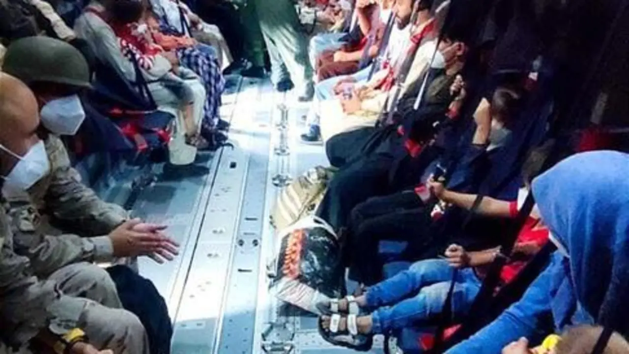 Repatriados de Kabul en el interior del avi&oacute;n con destino a Espa&ntilde;a, a 20 de agosto de 2021