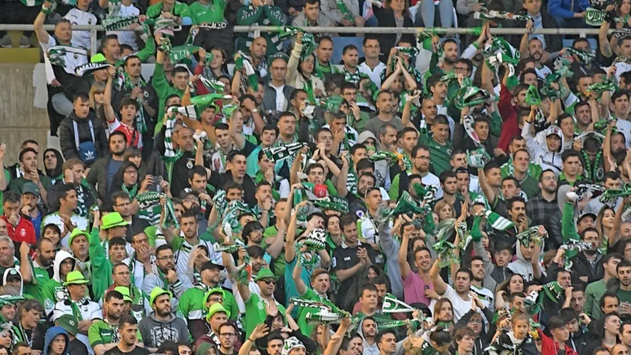 La &uacute;ltima vez que se llen&oacute; El Sardinero fue en el partido de playoff ante el Atl&eacute;tico Baleares. / Hardy