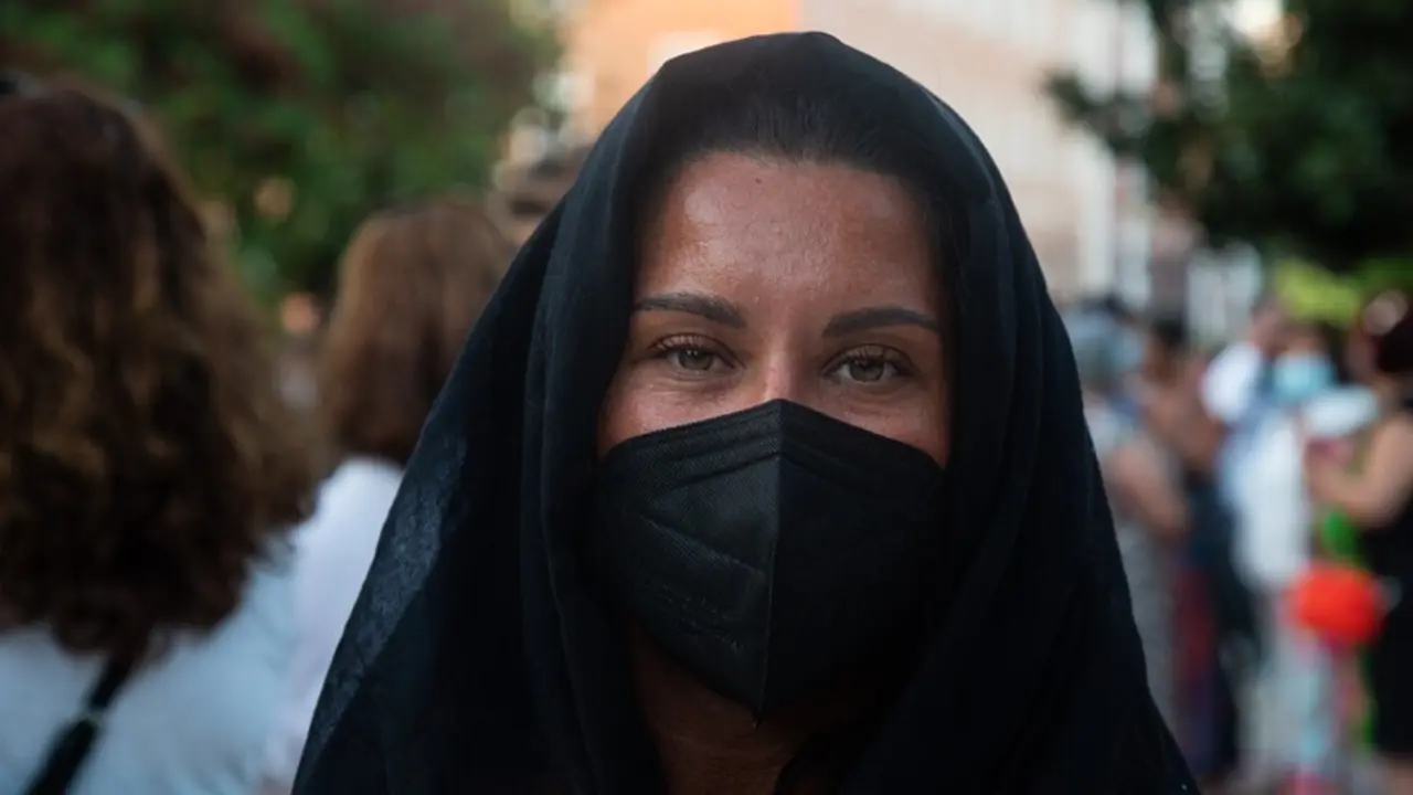 Una mujer durante una concentraci&oacute;n para reivindicar los derechos y libertades de las mujeres afganas