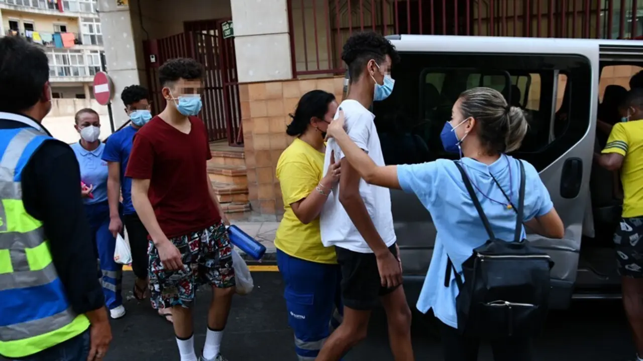 Trabajadores ayudan a tres de los menores marroqu&iacute;es a las puertas del juzgado de Ceuta tras presentar una denuncia solicitando habeas corpus minutos antes de ser repatriados a su pa&iacute;s de origen