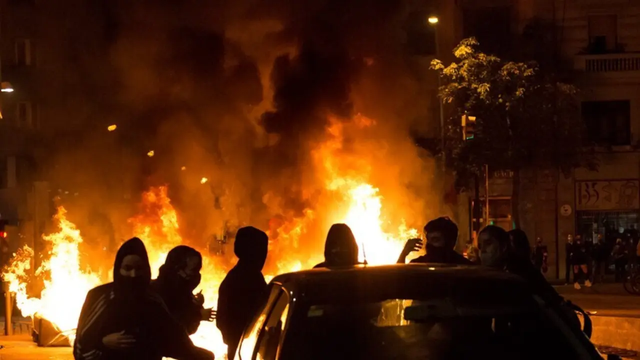 Archivo - Imagen de archivo de varias personas quemando contenedores en la protesta llevada a cabo por los CDR con motivo del tercer aniversario del 1-O.