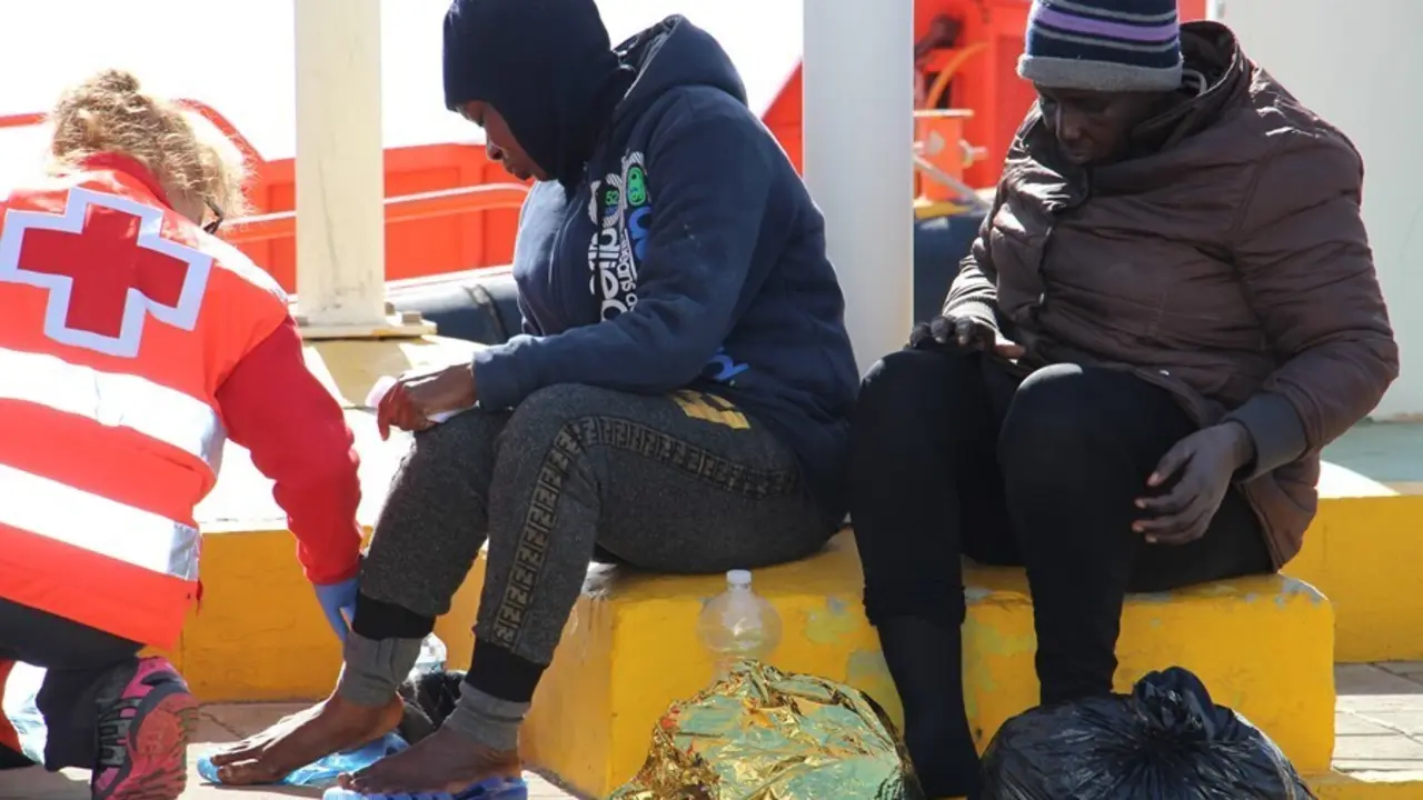 Archivo - Una imagen de archivo sobre personas rescatadas de barcazas en el mar
