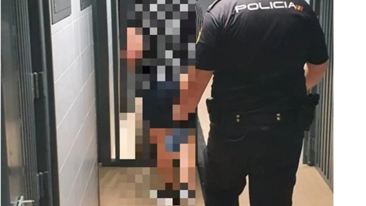 Ingreso de uno de los detenidos en el calabozo.