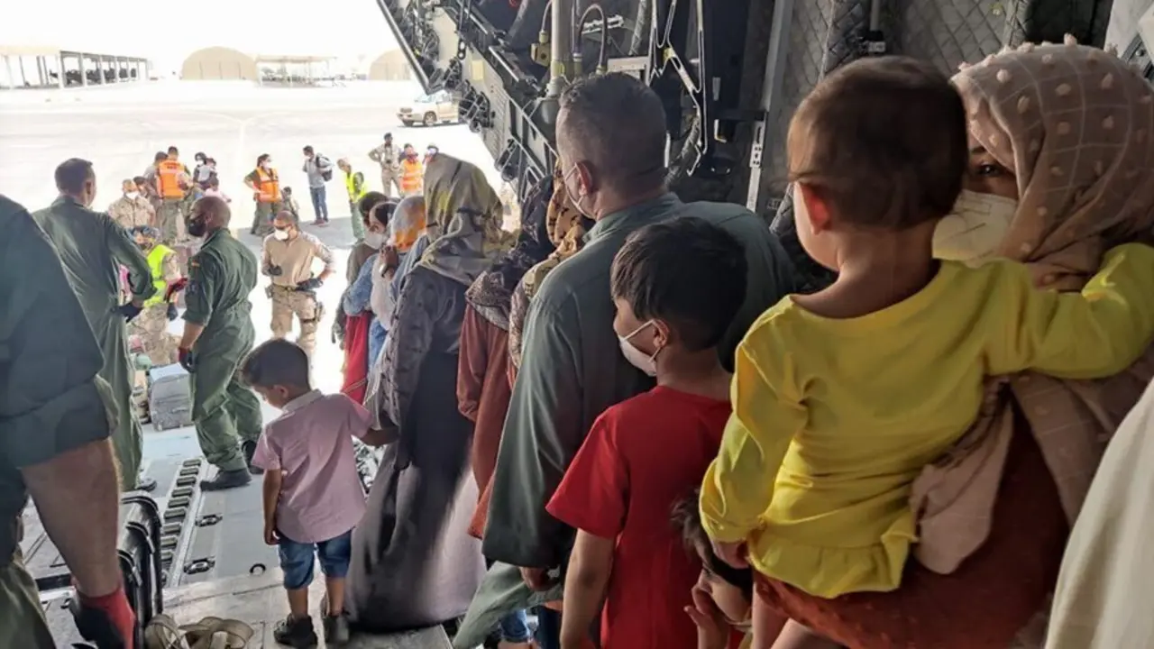Ni&ntilde;os y adultos a su llegada a Dubai tras haber sido repatriados de Afganist&aacute;n por el Gobierno espa&ntilde;ol