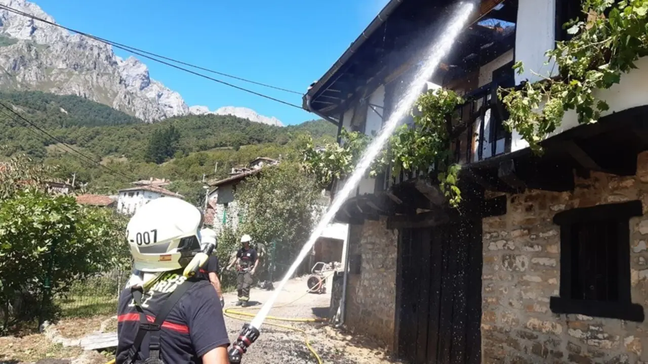Incendio registrado en una casa de Camale&ntilde;o, que ha quedado destruida