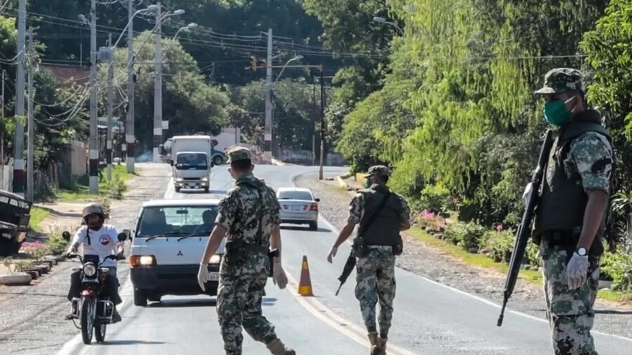 Archivo - Militares en Paraguay colaboran para extinguir los incendios.