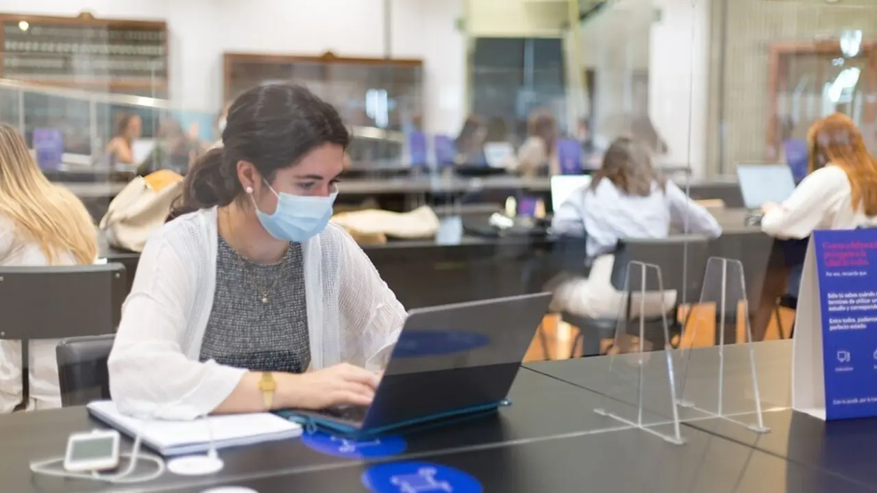 Archivo - Alumnos en la Universidad de Navarra.
