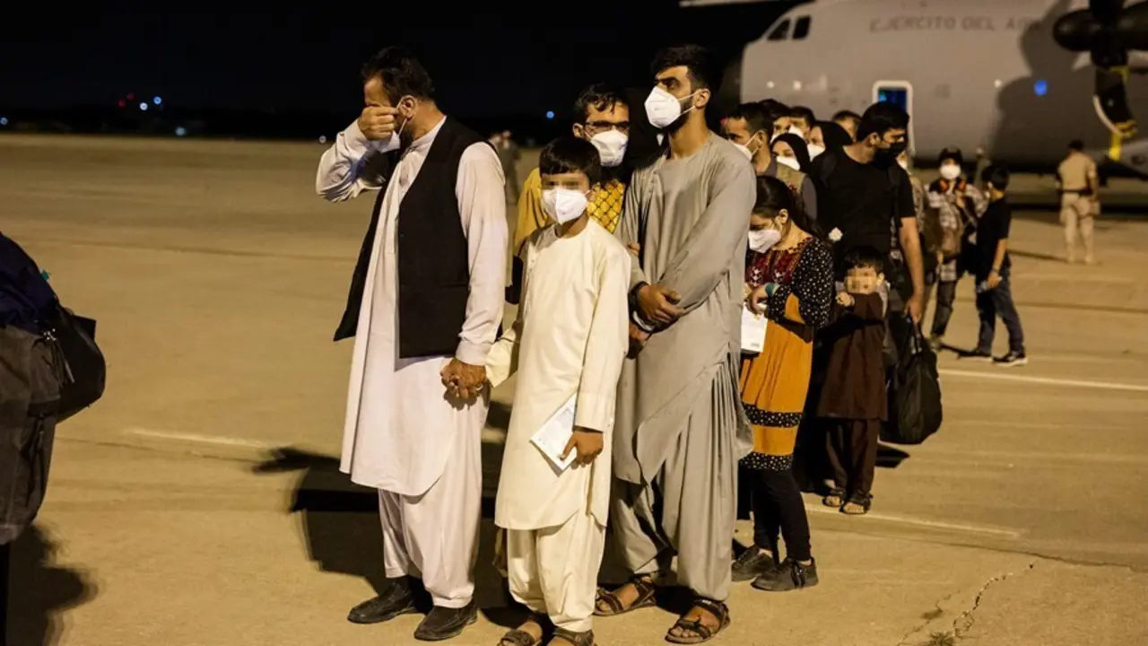 Un hombre emocionado acompa&ntilde;ado de varias personas a su llegada a la pista tras bajarse del avi&oacute;n A400M en el que ha sido evacuados de Kabul, a 19 de agosto de 2021, en Torrej&oacute;n de Ardoz, Madrid, (Espa&ntilde;a).