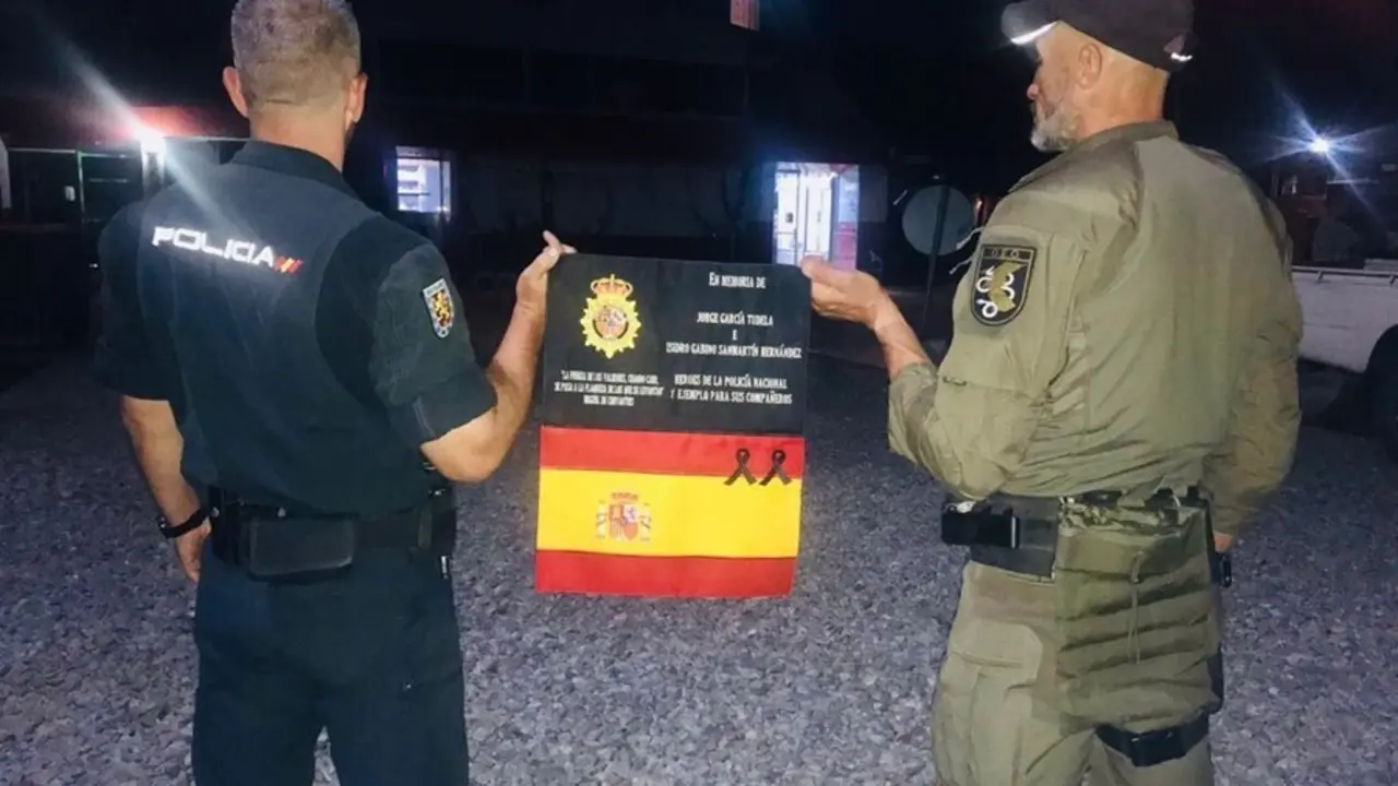 La Polic&iacute;a Nacional elogia en su Twitter la labor de los 17 agentes que permanecen en Kabul, mostrando la bandera en honor a los dos polic&iacute;as asesinados en 2015