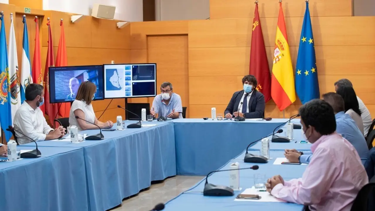 El presidente auton&oacute;mico, Fernando L&oacute;pez Miras, en el centro, durante la reuni&oacute;n del Consejo de Gobierno convocada con car&aacute;cter extraordinario para abordar la situaci&oacute;n del Mar Menor