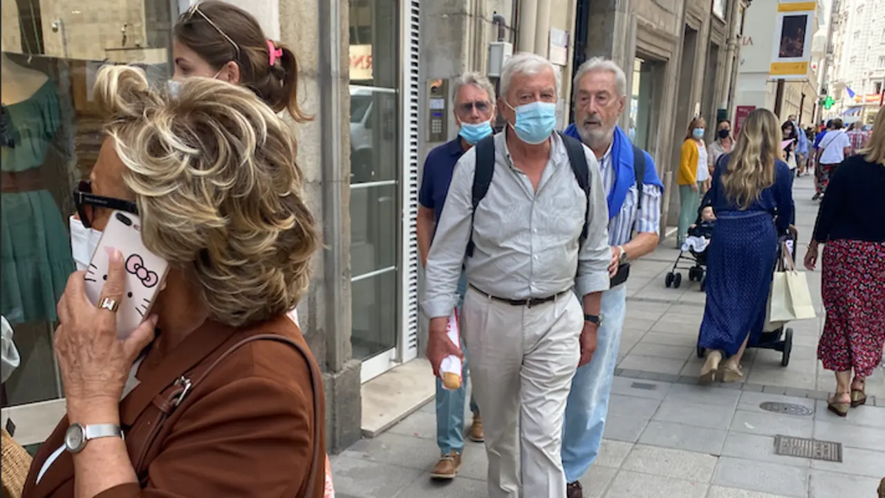 Varias personas con mascarilla por el centro de Santander. / Hardy