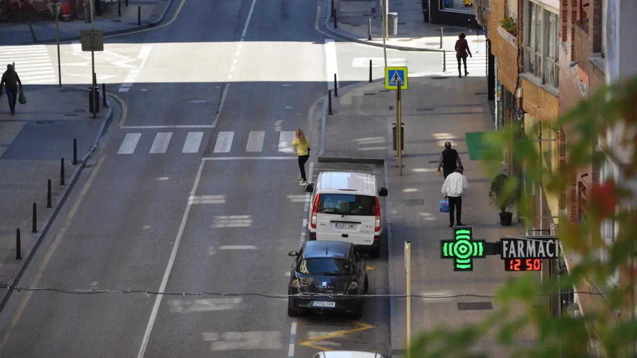Varias personas transitan por una calle de Torrelavega. / S. D&iacute;az