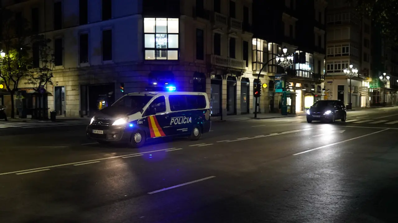 Un coche de la Polic&iacute;a Nacional patrullando las calles en Santander. / Hardy