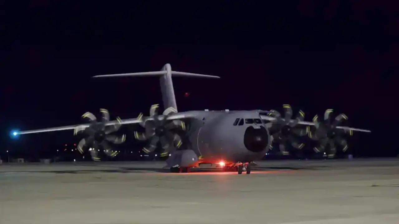 El A400 del Ej&eacute;rcito del Aire que ha tra&iacute;do a los primeros evacuados de Kabul, nada m&aacute;s aterrizar en Torrej&oacute;n.&nbsp;Efe

ESPA&Ntilde;A

Un tercer avi&oacute;n del Ej&eacute;rcito aterriza en Dub&aacute;i procedente de Kabul con 110 afganos m&aacute;s

El avi&oacute;n sali&oacute; esta madrugada de Afganist&aacute;n y ya se encuentra en Dub&aacute;i, desde donde partir&aacute; en las pr&oacute;ximas horas hacia Torrej&oacute;n de Ardoz.