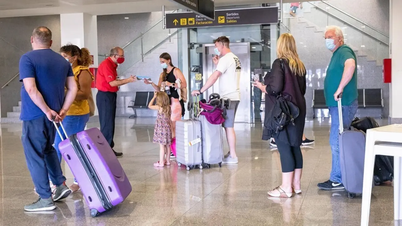 Archivo - Viajeros brit&aacute;nicos en el aeropuerto de Menorca.