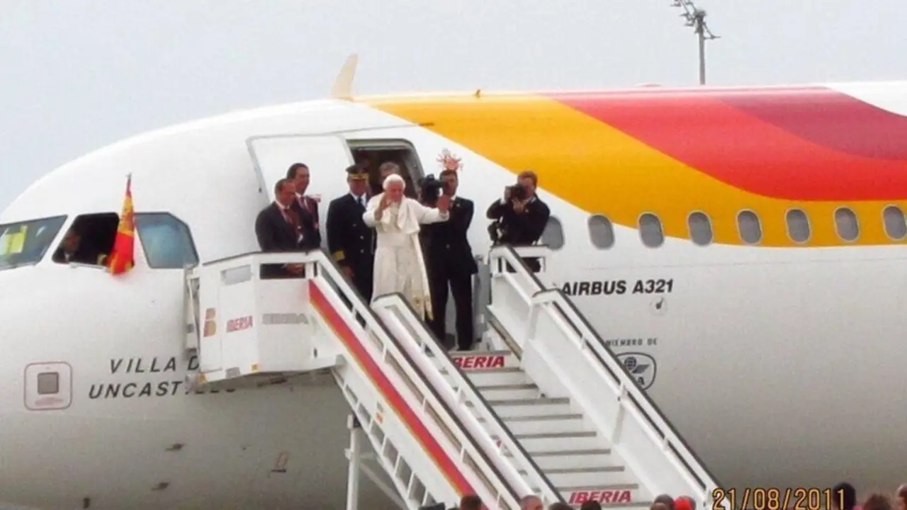 Archivo -   Benedicto XVI a su regreso al Vaticano tras presidir la JMJ de Madrid en agosto de 2011