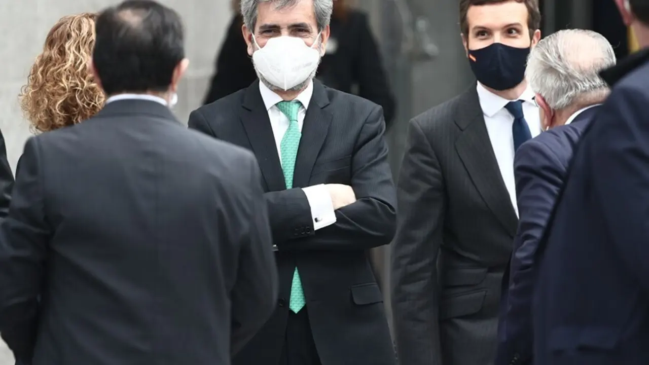 Archivo - El presidente del Consejo General del Poder Judicial, Carlos Lesmes, y detr&aacute;s el l&iacute;der del PP, Pablo Casado