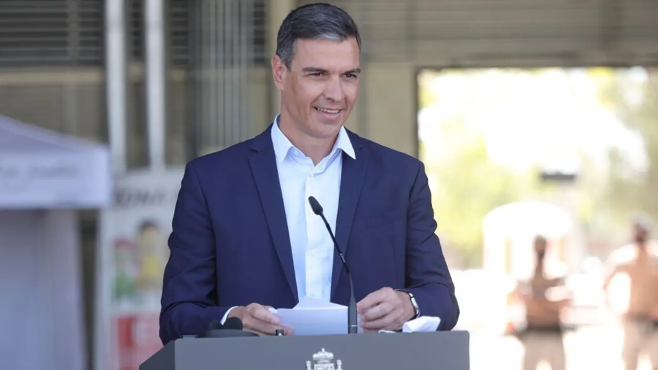 El presidente del Gobierno, Pedro S&aacute;nchez, en su visita al dispositivo de atenci&oacute;n y acogida de ciudadanos europeos y colaboradores afganos instalado en la base a&eacute;rea de Torrej&oacute;n de Ardoz, a 21 de agosto de 2021, en Torrej&oacute;n de Ardoz, Madrid (Espa&ntilde;a). 