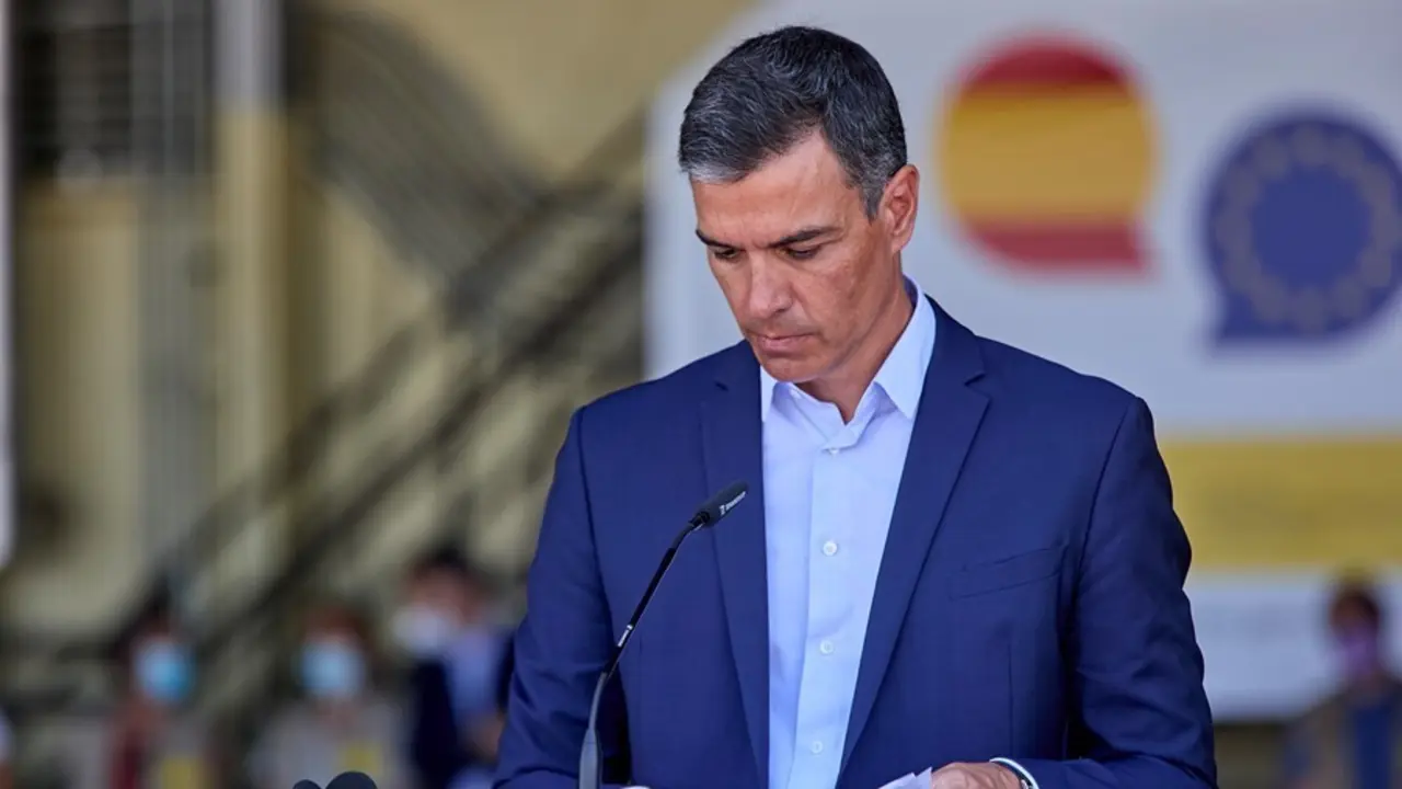 El presidente del Gobierno, Pedro S&aacute;nchez, durante una rueda de prensa en su visita al dispositivo de atenci&oacute;n y acogida de ciudadanos europeos y colaboradores afganos instalado en la base a&eacute;rea de Torrej&oacute;n de Ardoz, a 21 de agosto de 2021, en Torrej&oacute;n de