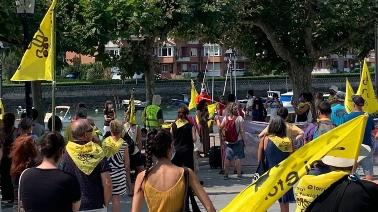 El acto 'Marea Horia' celebrado en las playas de Plentzia  y Gorliz