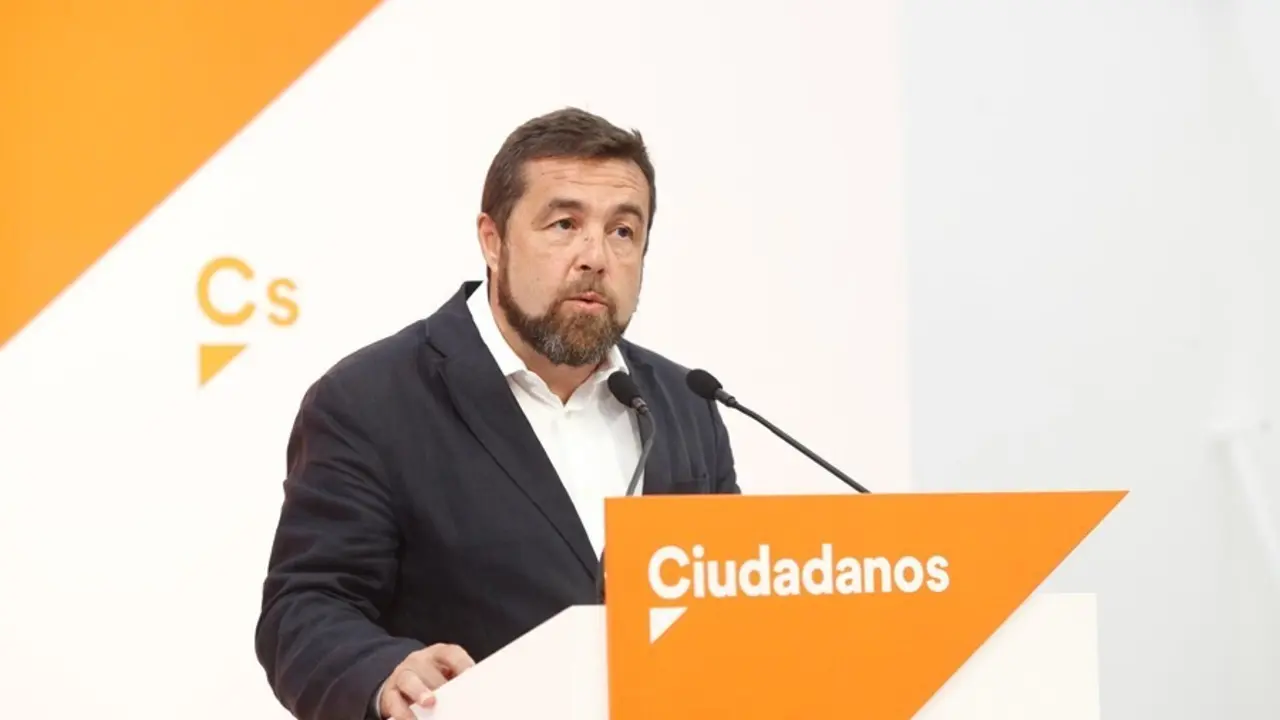 Archivo - El secretario general del grupo parlamentario de Ciudadanos, Miguel Guti&eacute;rrez, atiende a los medios de comunicaci&oacute;n en la sede nacional del partido