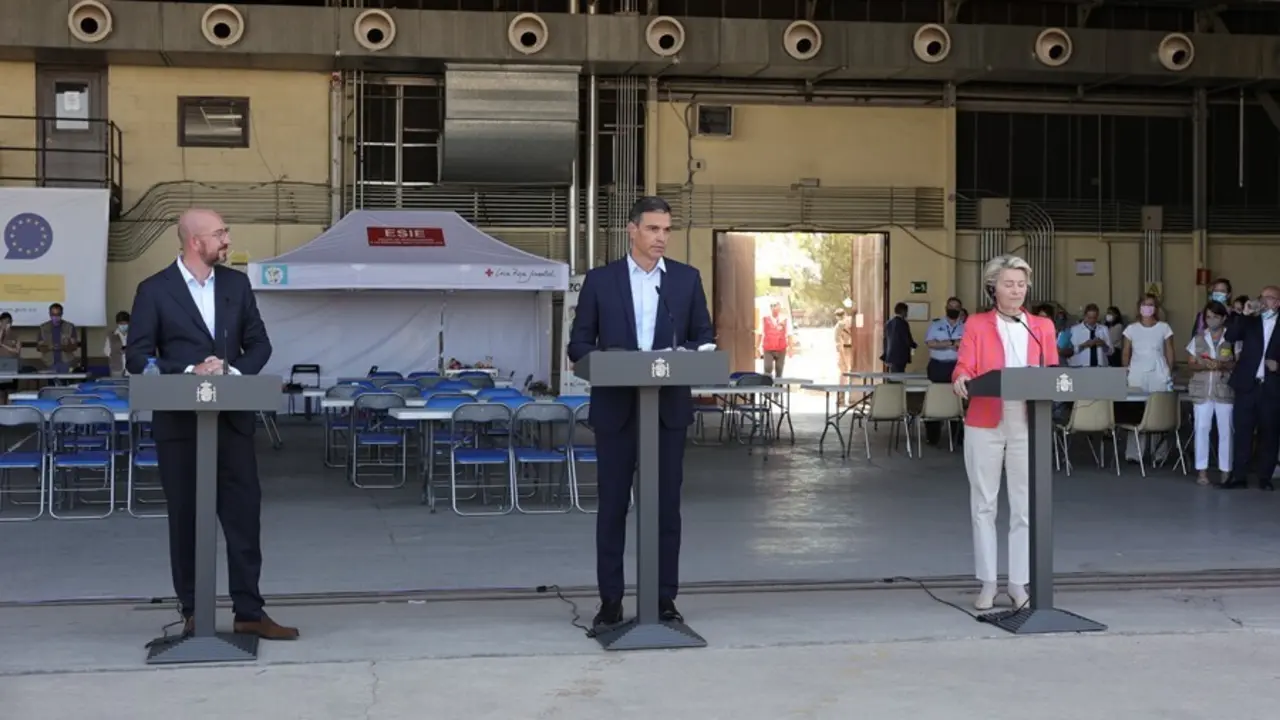 (I-D) El presidente del Consejo Europeo, Charles Michel; el presidente del Gobierno, Pedro S&aacute;nchez, y la presidenta de la Comisi&oacute;n Europea, Ursula von der Leyen, en rueda de prensa en su visita al dispositivo acogida de afganos en Torrej&oacute;n de Ardoz
