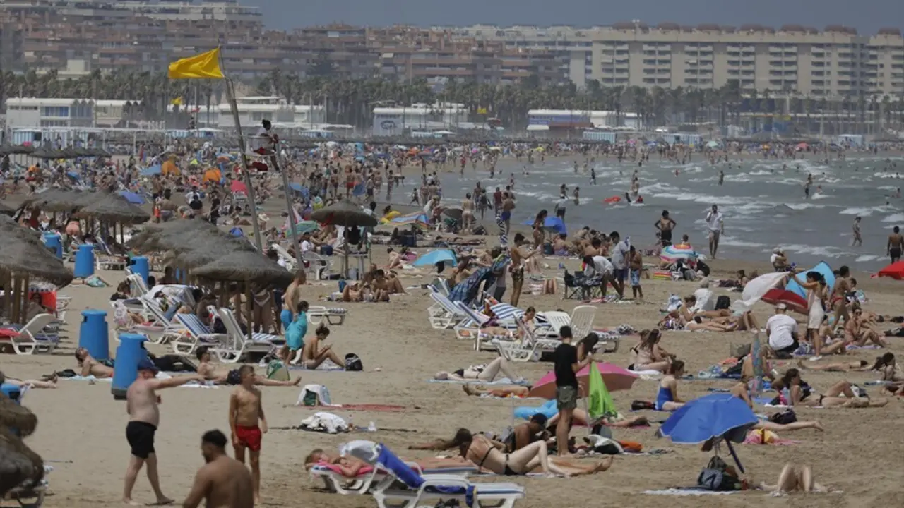 Archivo - Playa de la Malvarrosa repleta de gente en un d&iacute;a de alerta roja por altas temperaturas, a 12 de julio de 2021, en Valencia, Comunidad Valenciana (Espa&ntilde;a). Las provincias de Alicante, Valencia y Murcia tienen este lunes avisos de nivel rojo (rie
