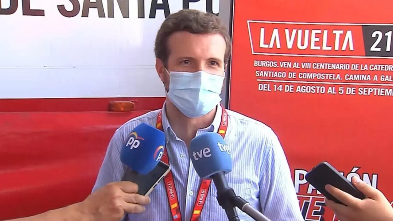 El presidente del PP, Pablo Casado, asiste este s&aacute;bado en Santa Pola (Alicante) a la salida de la octava etapa de la Vuelta Ciclista a Espa&ntilde;a