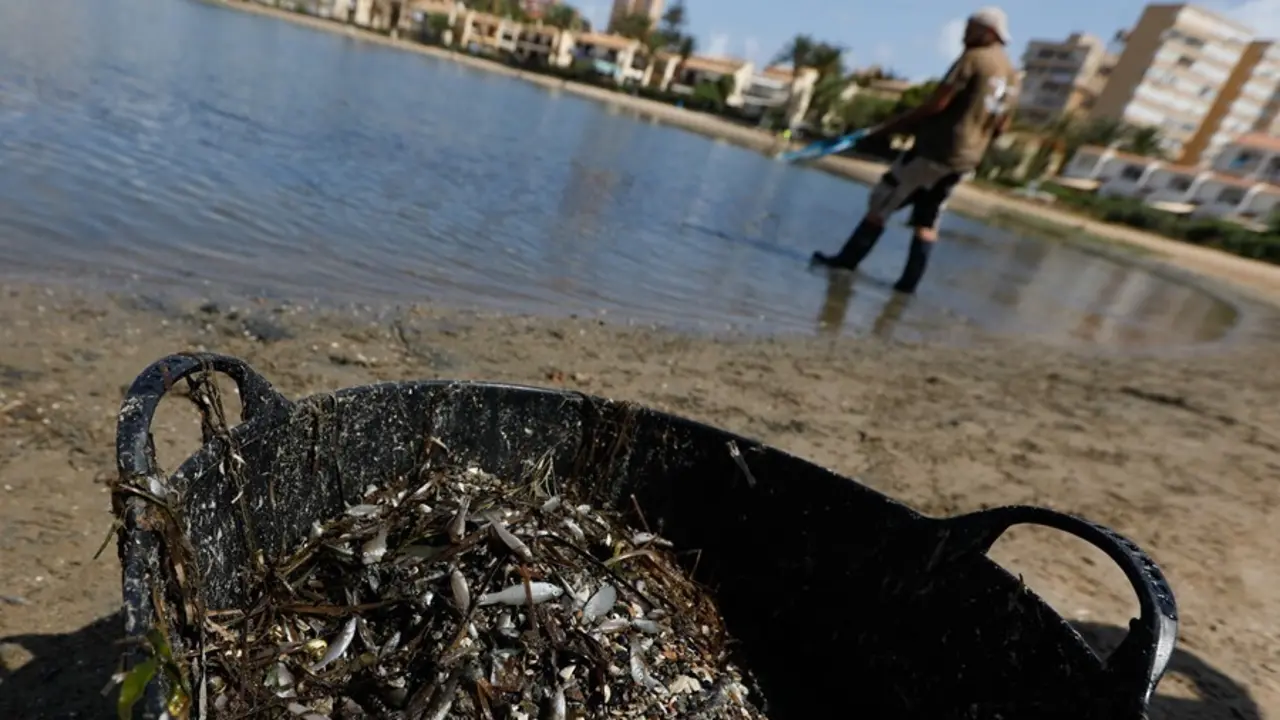 Colectivos y vecinos visibilizan este s&aacute;bado la lucha en defensa del Mar Menor en la octava etapa de la Vuelta Ciclista