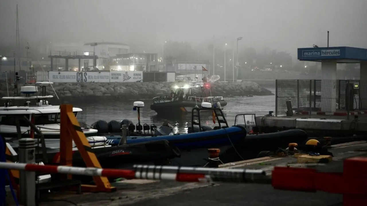 Lancha interceptada en las aguas de Ceuta cuando intentaba llegar a la pen&iacute;nsula, a 19 de agosto de 2021, en Ceuta, (Espa&ntilde;a). En la lancha, interceptada por el servicio Mar&iacute;timo de la Guardia Civil de Ceuta, viajaban 13 personas de origen marroqu&iacute; que int