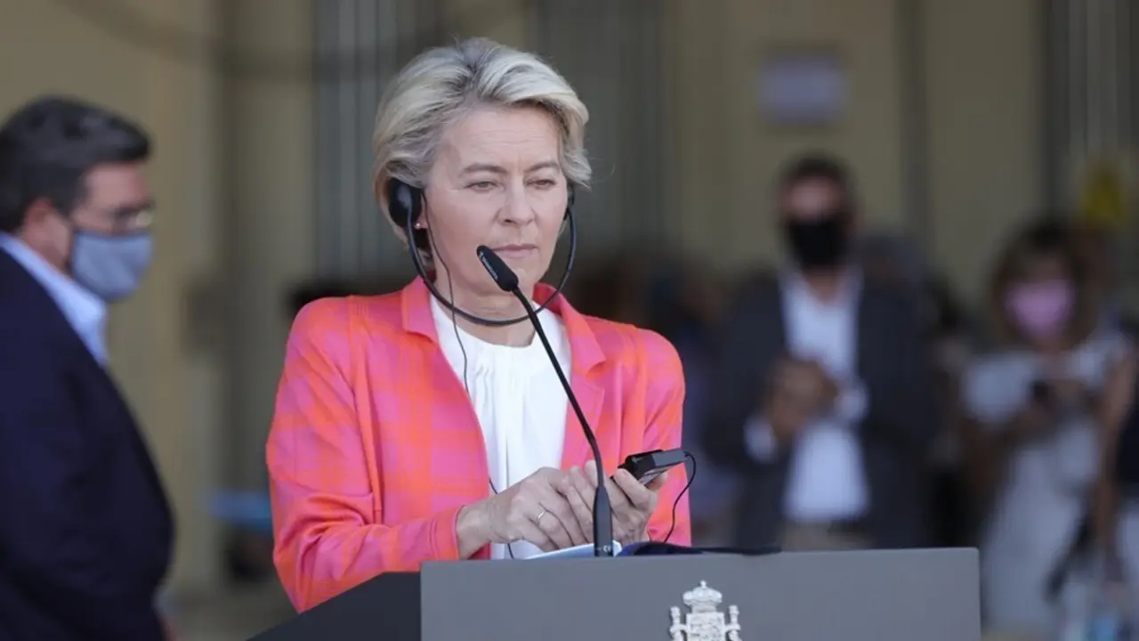 La presidenta de la Comisi&oacute;n Europea, Ursula von der Leyen, durante una rueda de prensa en su visita al dispositivo de atenci&oacute;n y acogida de ciudadanos europeos y colaboradores afganos instalado en la base a&eacute;rea de Torrej&oacute;n de Ardoz, a 21 de agosto de 202