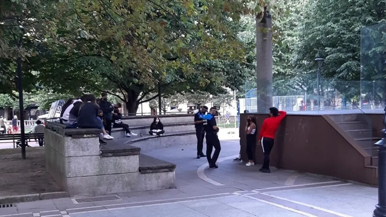 Archivo - Multa a j&oacute;venes en Gij&oacute;n en lugar donde se celebra botell&oacute;n
