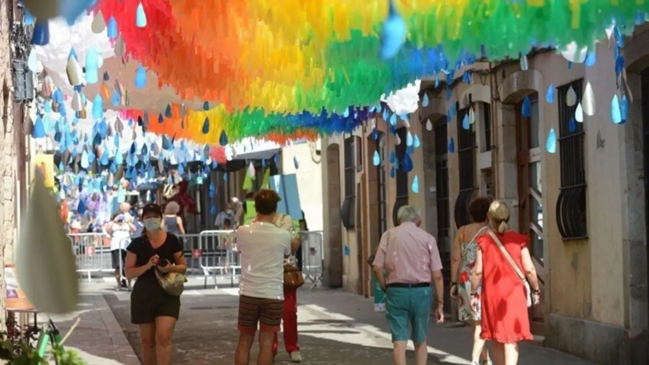 Una de las calles con decoraci&oacute;n a&eacute;rea en la fiesta mayor de Gr&agrave;cia, en Barcelona.