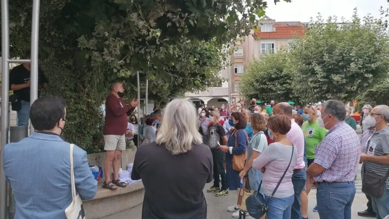 Concentraci&oacute;n informativa frente al consistorio de Bueu (Pontevedra) para informar sobre la situaci&oacute;n del marinero buenense Pablo Costas y otros 32 marineros.