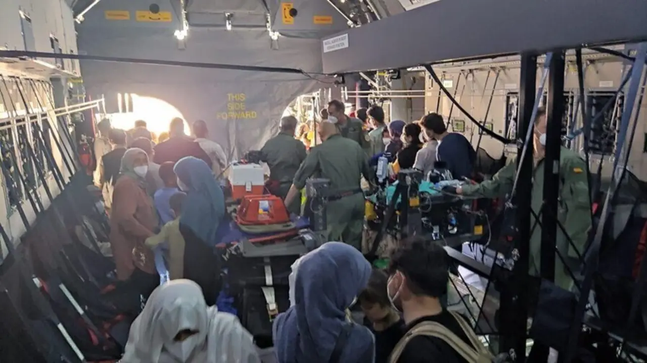 Un grupo de personas acompa&ntilde;ado de militares a su llegada a Dubai tras haber sido repatriados de Afganist&aacute;n por el Gobierno espa&ntilde;ol, a 20 de agosto de 2021, en Dubai, (Emiratos &Aacute;rabes Unidos).