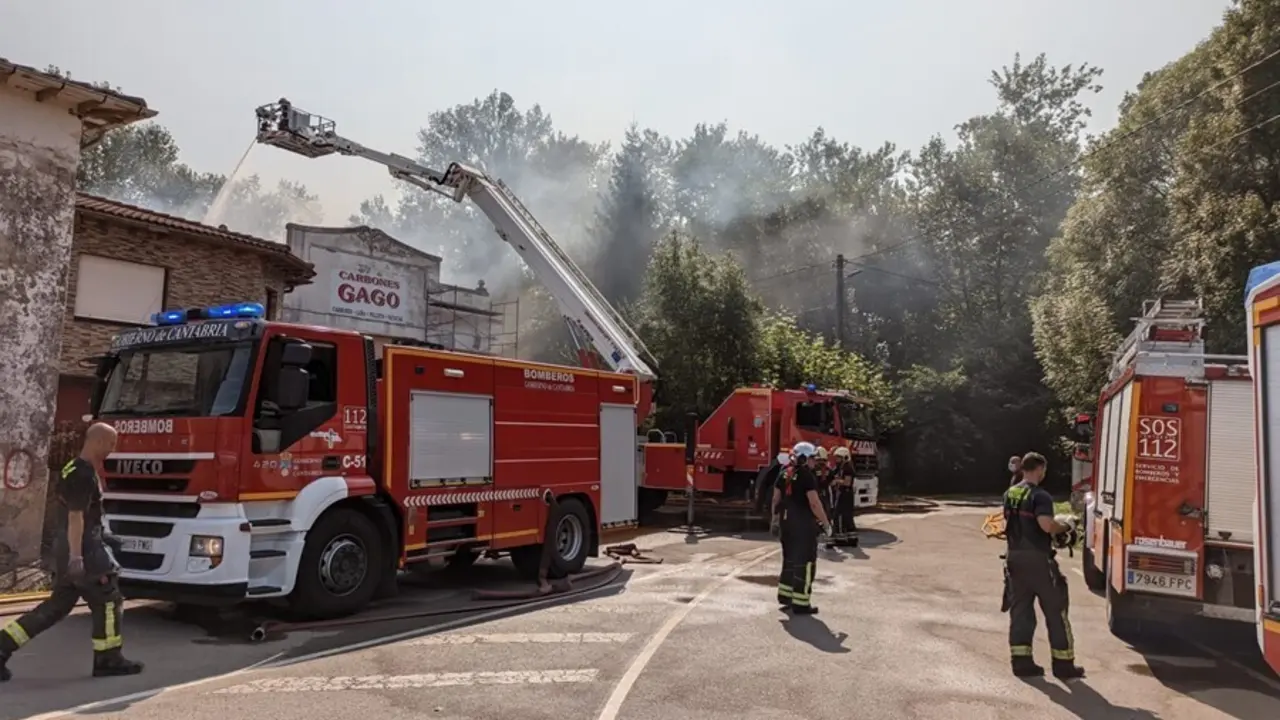 Intervenci&oacute;n de los Bomberos en el incencio de una industria de carb&oacute;n en Villaverde de Pontones