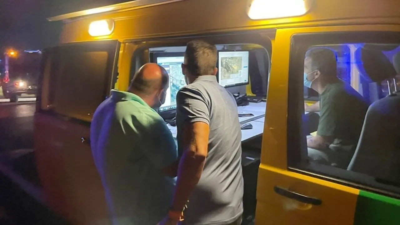 Manuel Naharro y V&iacute;ctor P&iacute;riz, en el puesto de mando del incendio de Alburquerque.