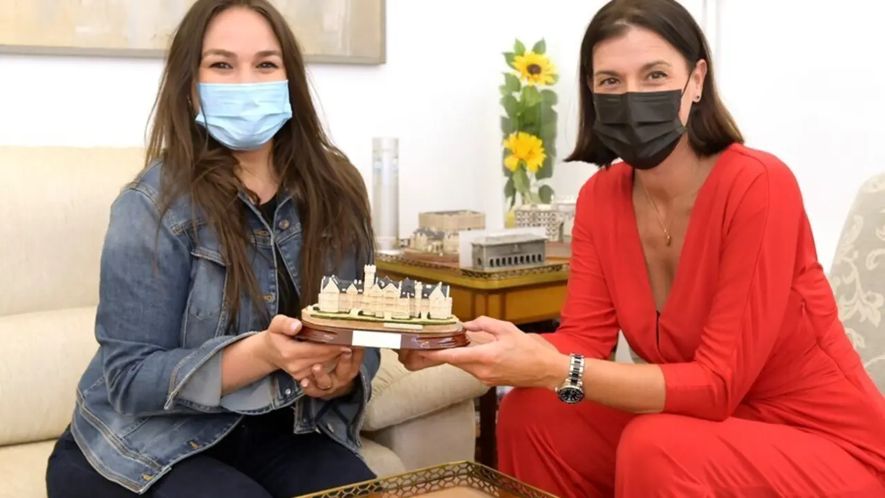La alcaldesa de Santander, Gema Igual (derecha), con la bailaora local Paula Rodr&iacute;guez