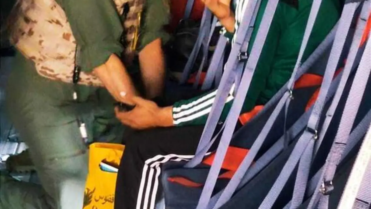 Un militar conversa con uno de los repatriados de Kabul en el interior del avi&oacute;n con destino a Espa&ntilde;a