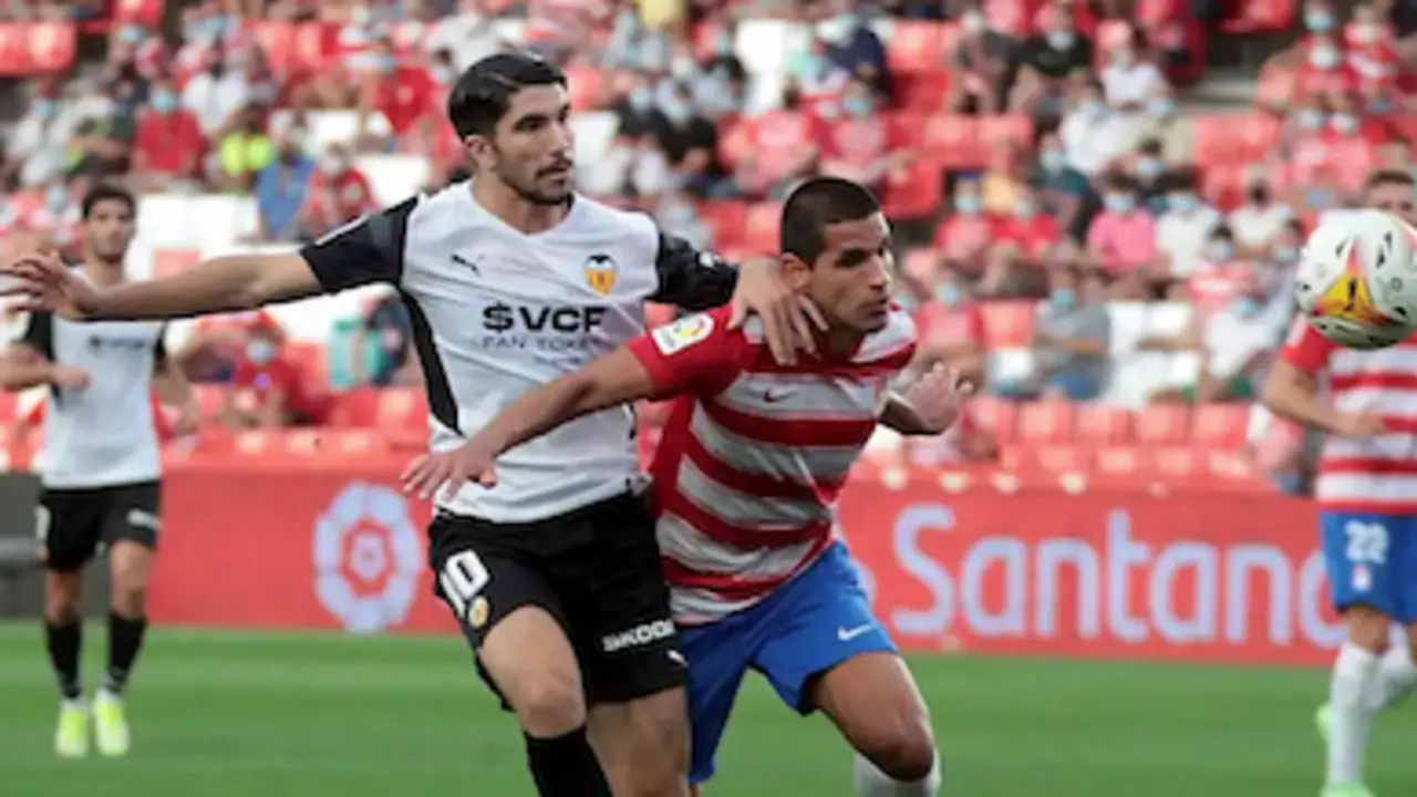 Carlos Soler pelea un bal&oacute;n en el Granada - Valencia EFE