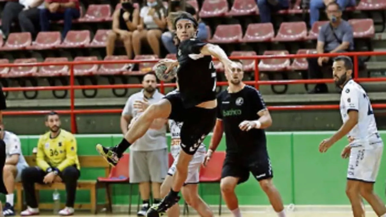 Colunga se dispone a lanzar a la porter&iacute;a del Cangas. / BM Torrelavega