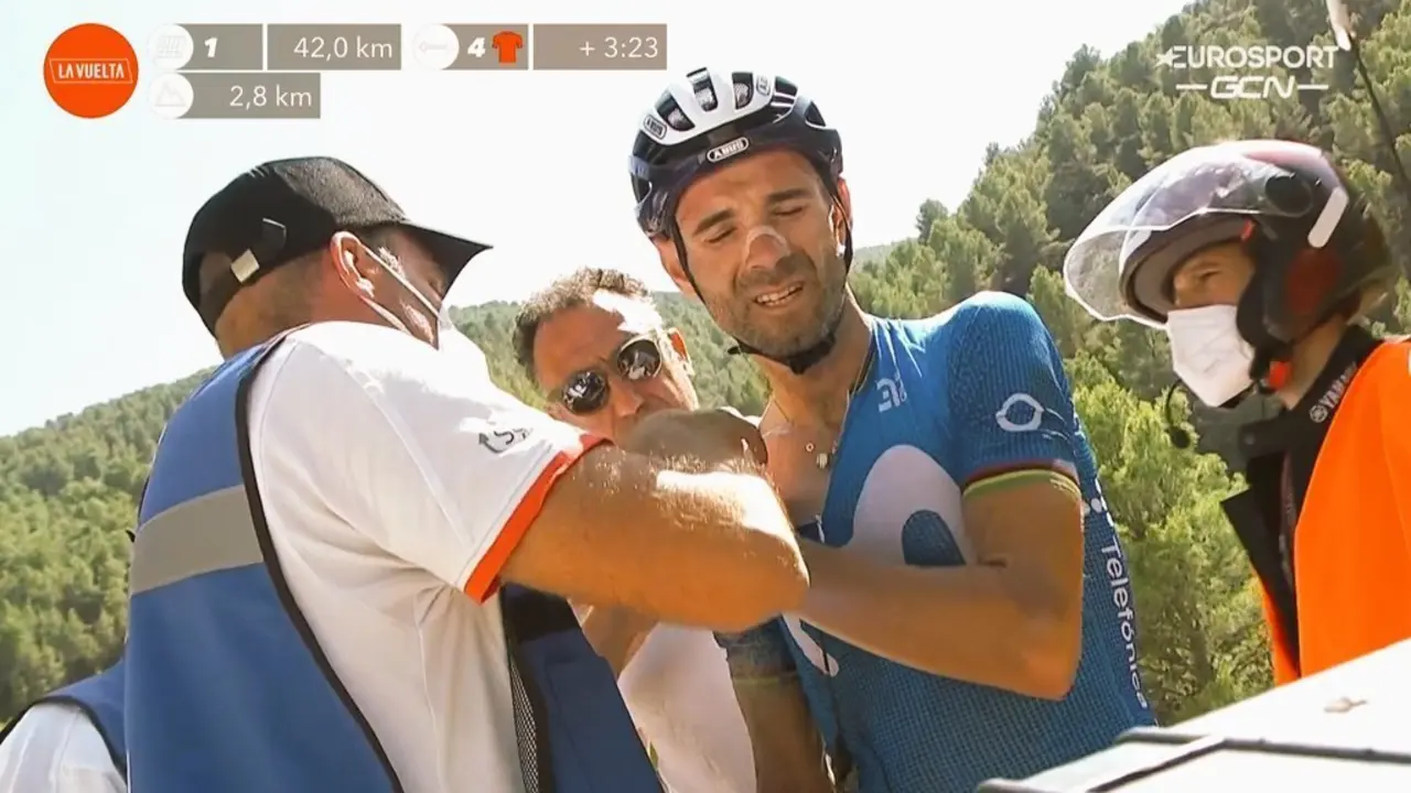 Alejandro Valverde auxiliado tras la ca&iacute;da.