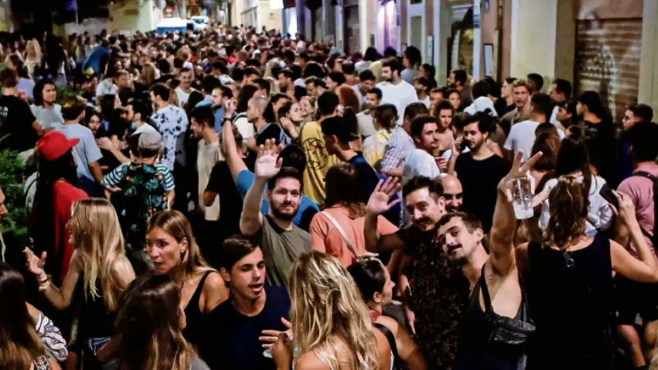 Aspecto de las fiestas del barrio de Gracia de Barcelona totalmente atestadas de gente. / EFE