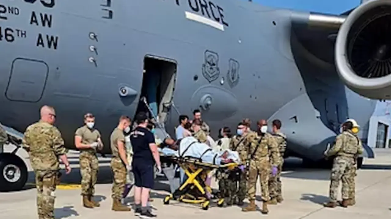 Militares de EEUU desembarcan a una afgana tras dar a luz en un vuelo de evacuaci&oacute;n.US AIR FORCE