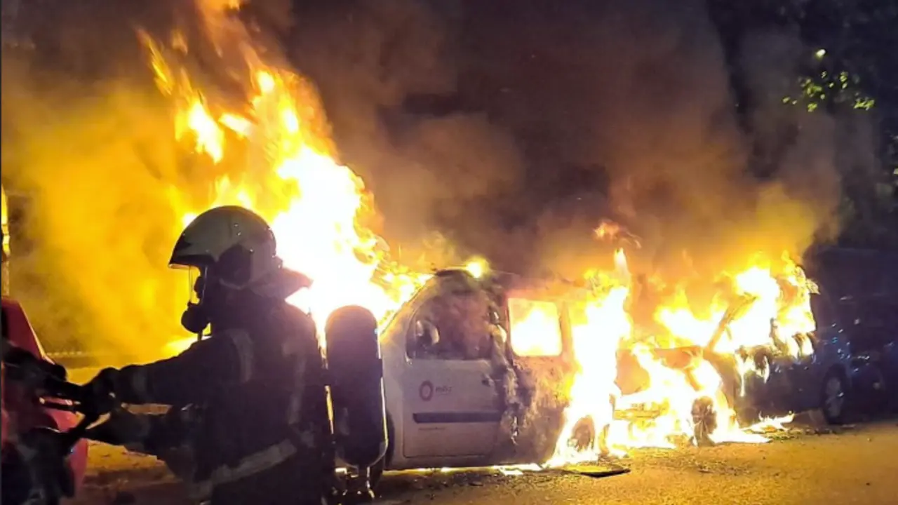 Un bombero trata de apagar el fuego de varios coches. / Bomberos Santander