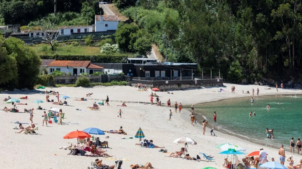 Archivo - Varias personas se ba&ntilde;an y toman el sol en una playa del municipio de Mar&iacute;n, a 5 de junio de 2021, en Mar&iacute;n, Pontevedra, Galicia, (Espa&ntilde;a). El aumento de las temperaturas y la progresiva mejora de la situaci&oacute;n epidemiol&oacute;gica ha colaborado en que