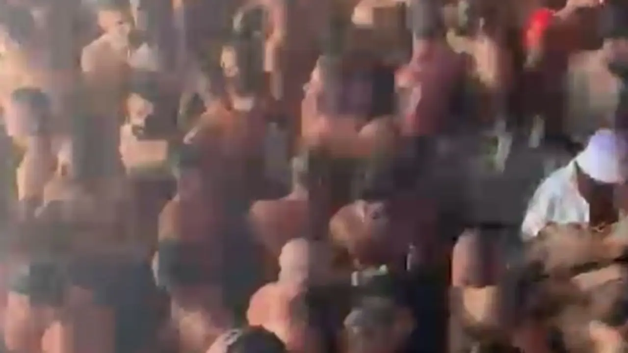 Fotograma de uno de los v&iacute;deos distribuidos por redes sociales en los que se puede ver el incumplimiento de la distancia y aforo por lo que intervino la Polic&iacute;a Local de Torremolinos en una fiesta celebrada en una sala