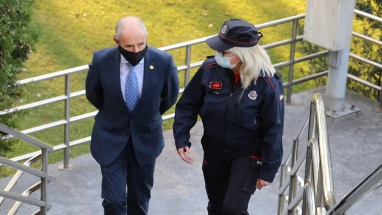 El consejero de Seguridad y vicelehendakari, Josu Erkoreka, con una ertzaina