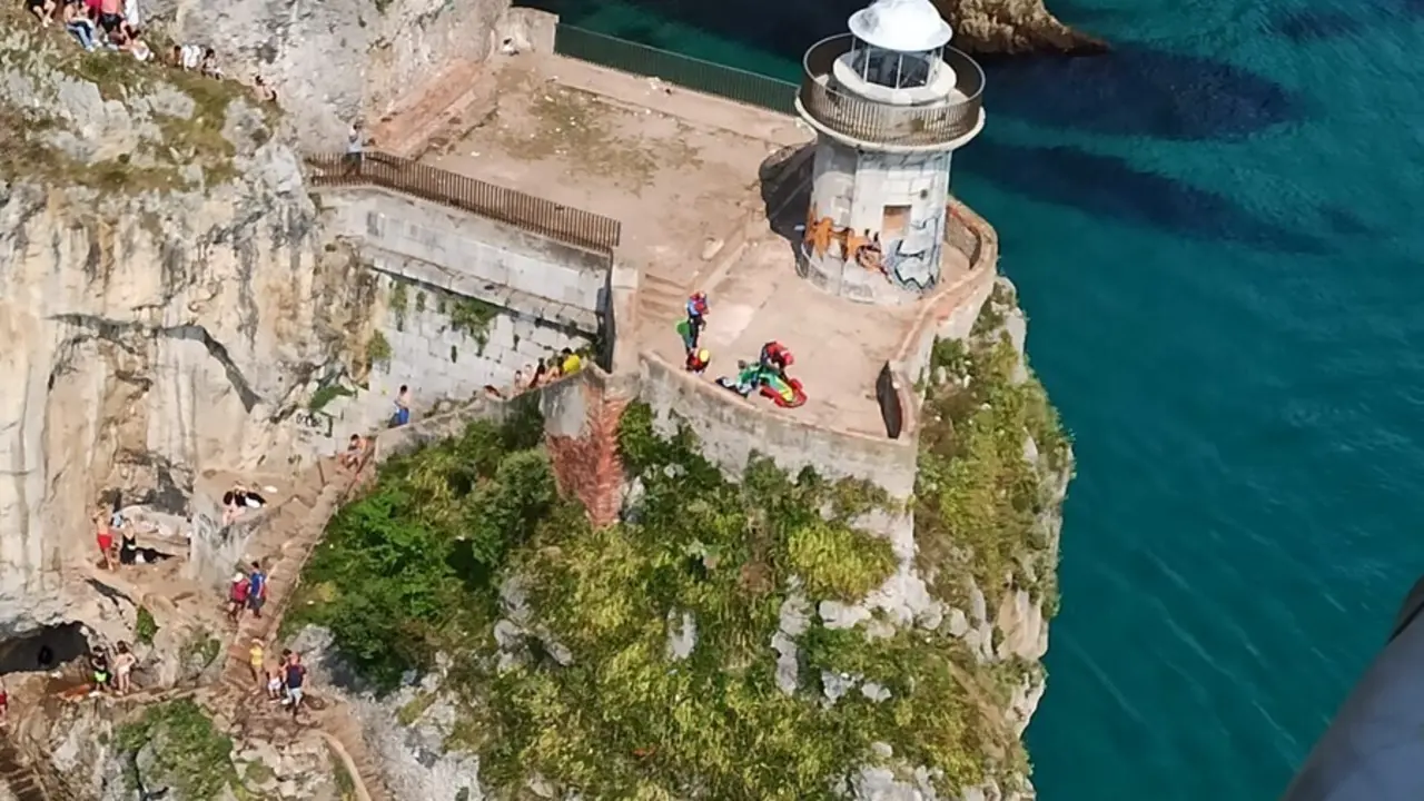 Evacuaci&oacute;n de una mujer indispuesta del Faro del Caballo, en Santo&ntilde;a
